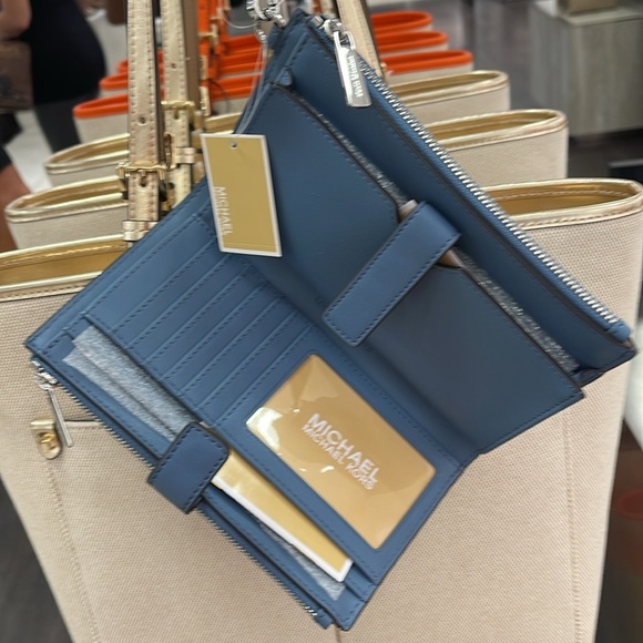 MICHAEL KORS
Jet Set Lg Ombré Logo Double-Zip Wristlet-Wallet-Phone Case Holder - Picture 6 of 16